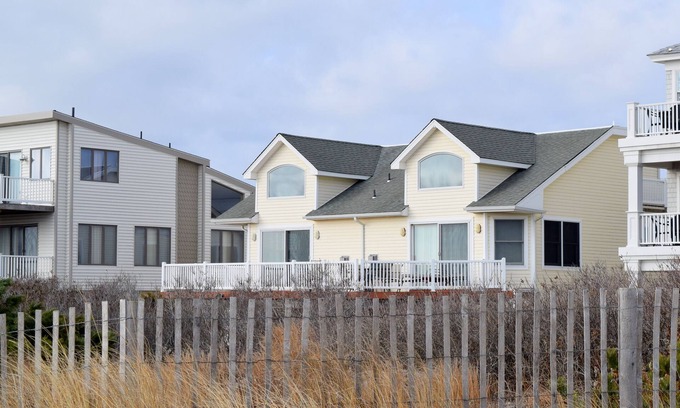 Sea Isle City Casa | Preciosas vistas al mar! Frente a la playa del extremo norte de la isla. Aire acondicionado centralizado, terrazas y estacionamiento en la calle. Bar con fregadero, TV de plasma de alta definición de 50 ", amplia terraza con magníficas vistas al océan...