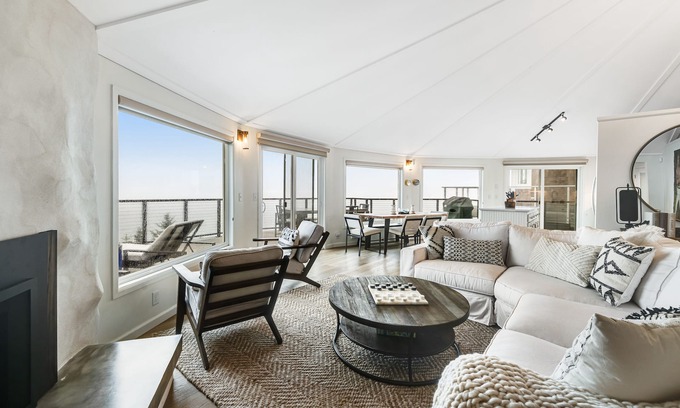 Oceanside Casa | Gorgeous Ocean View Home with High-Speed WiFi, Gas Fireplace, and Private W/D
