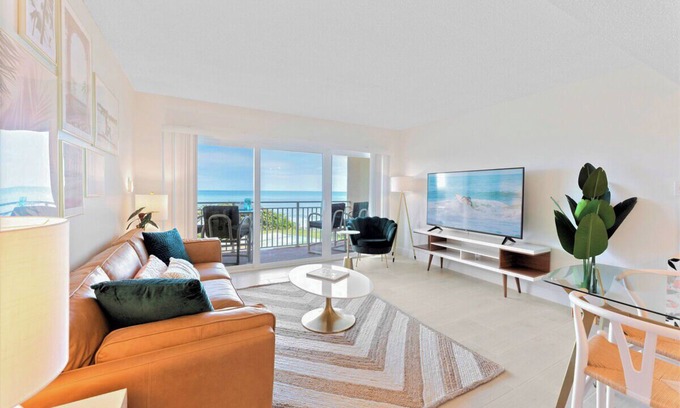 Satellite Beach Condominio | Gorgeous Oceanside Oasis with Pool, Private Balcony, and Stunning Views