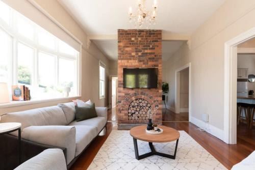 South Launceston Casa | Gorgeous on Galvin: Close to Town Yet A Mile Away