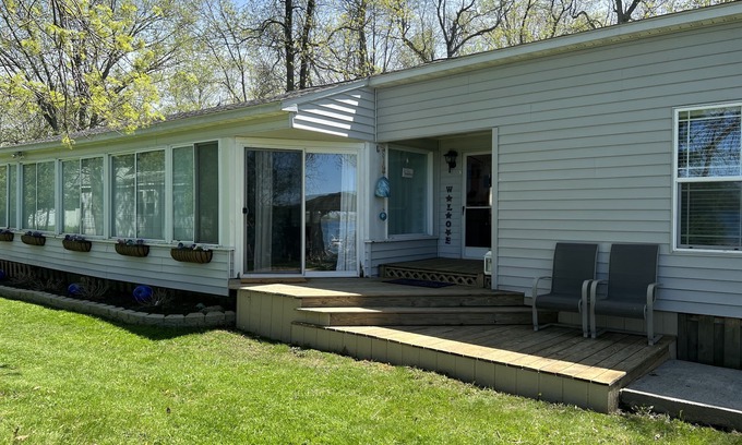 Cape Vincent Cabaña | Gorgeous open floor plan cottage on the shore of Lake Ontario