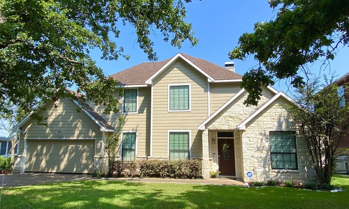 Gun Barrel City Casa | Open Water Lakefront Home Patio cubierto Muelle para botes Cubierta para fiestas Jet Ski Remontes