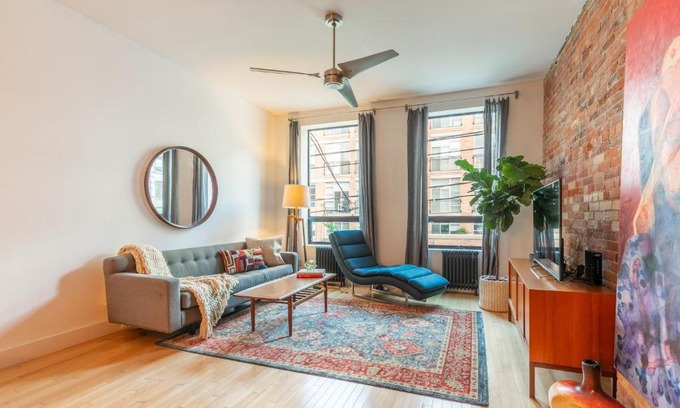 West Queen West Apartamento | Gorgeous Park House w Parking on Queen West