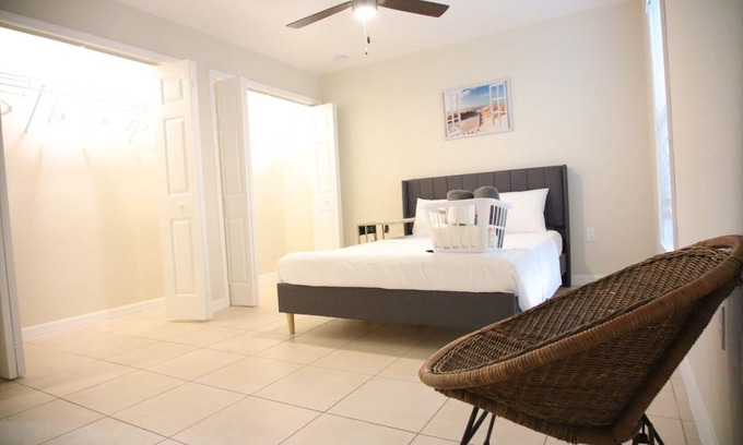 Lakeland Casa | Gorgeous Queen Master Suite with Private Lavatory