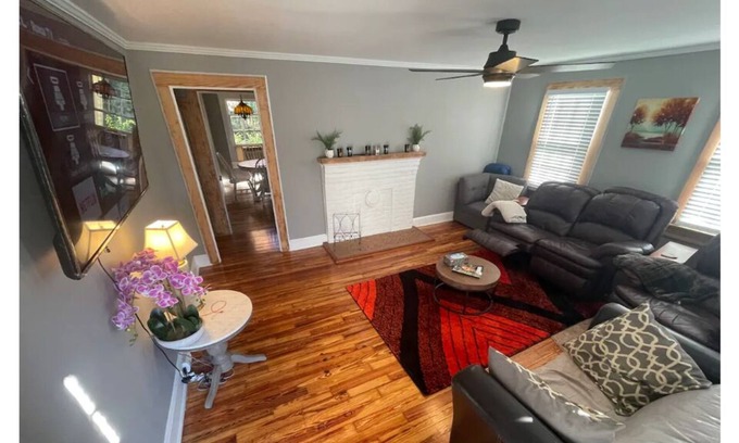 Lawrenceville Cabaña | Gorgeous Red Pine 30’s Cottage in Downtown Lawrenceville! 65” TV