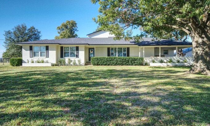 Canton Otro | Gorgeous remodeled farmhouse 8 miles from Canton market.