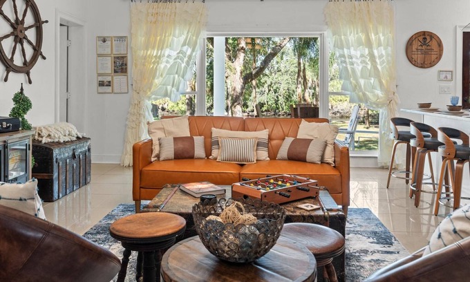Sulphur Springs Casa | Gorgeous Renovated 3BR Pet Friendly Home on the Hillsborough River | North End of Seminole Heights