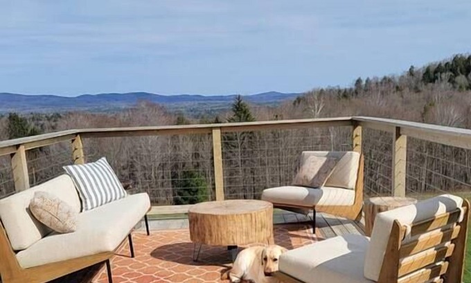 Johnson Casa | Gorgeous Retreat with Mtn Views near Stowe/Smuggs