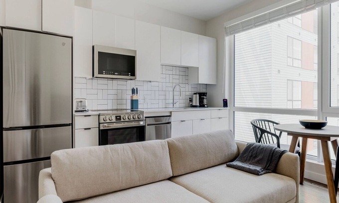 Revere Apartamento | Gorgeous Revere Studio w/ Firepit, Spa, W/D, A/C & Gym, by Blueground
