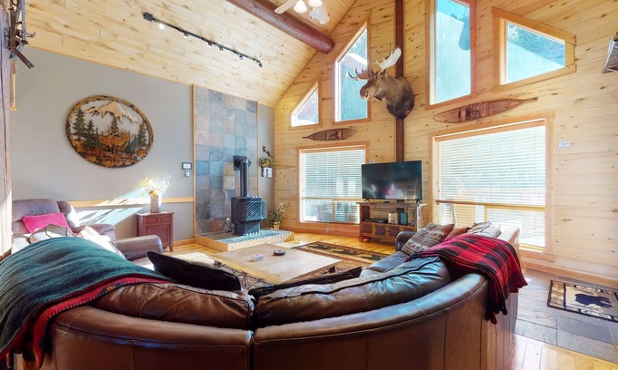 South Fork Cabina | Gorgeous riverfront home with private hot tub/deck/free WiFi/full kitchen