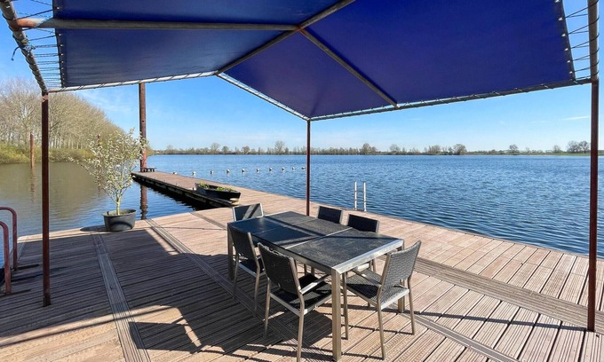 Lith Alquiler De Eote | Impresionante barco en Lith con cocina