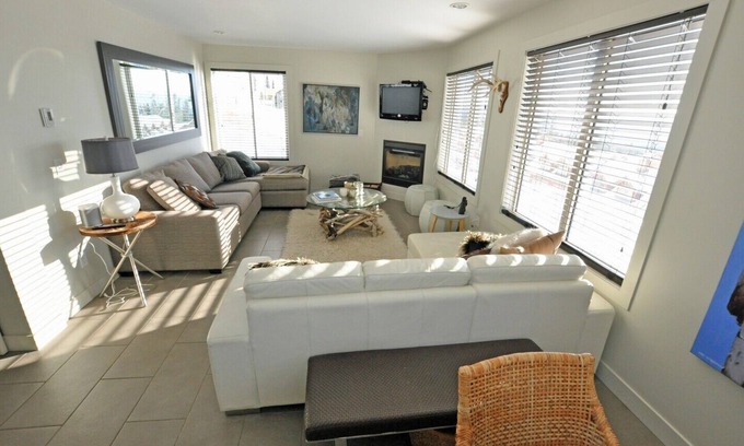 Big White Ski Resort Condominio | Hermosa casa de ski in / ski out, central para el pueblo en Plaza on the Ridge.