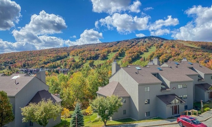 West Dover Apartamento | Gorgeous ski retreat apartment with fireplace and Mountain View.