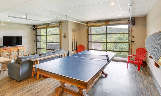 Smithville Casa | Gorgeous Smithville Home: Hot Tub & Scenic Views!