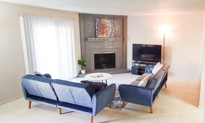 Warr Acres Apartamento | Gorgeous Spacious Condo Centrally located in OKC