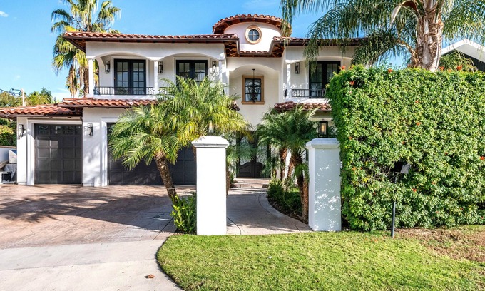 Encino Casa | Gorgeous , Spacious modern villa In Encino , Close To Restaurants and more