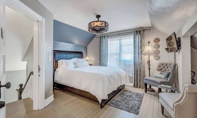 Glenwood Springs Casa | Gorgeous Suite at the Downtown Floradora House
