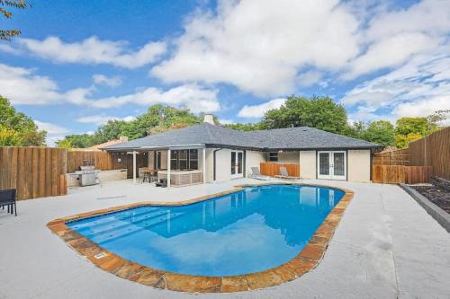 Garland Casa | Gorgeous Sunny Home for Big Groups w Private Pool
