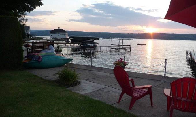 Canandaigua Cabaña | Preciosas puestas de sol! Lake Level Home en Deseable East Side