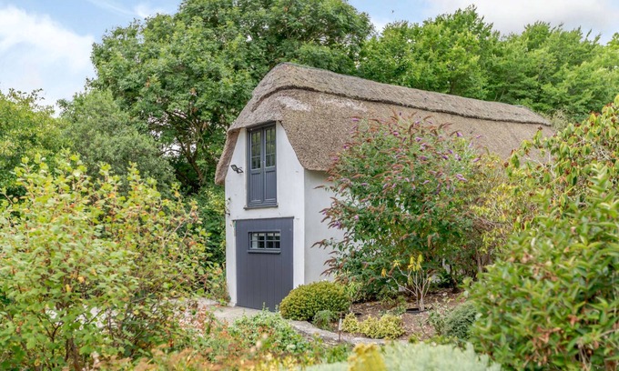 Weymouth Casa | Gorgeous Thatched Lodge in Stunning Dorset Countryside Sleeps 3