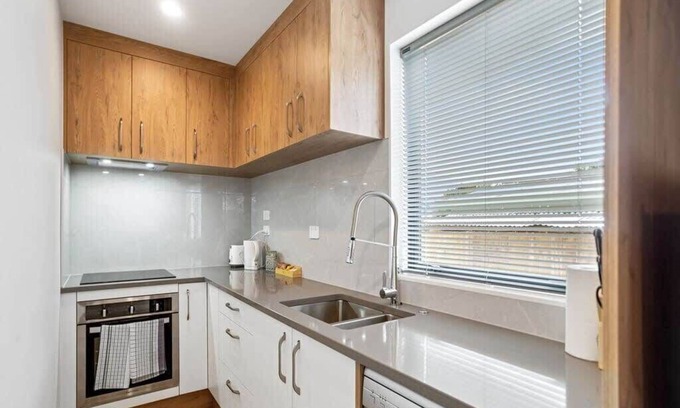 Mangere Casa | Gorgeous Three Bedroom Home with Free Parking