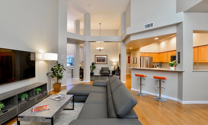 Carmel Pointe Casa | Hermosa casa de pueblo en el corazón del Valle de Oro - 2 BD, 2 BA