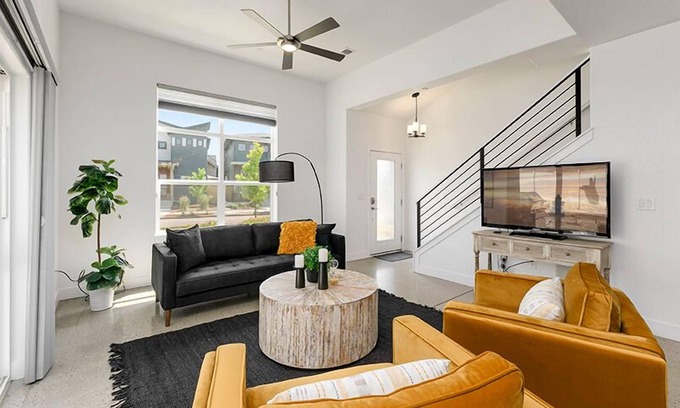 Old Town North Casa | Gorgeous Townhome steps from the Brewery District!