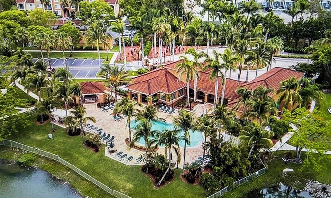 Naples Condominio | Gorgeous two bedroom two bath condo in gated community minutes from the ocean.