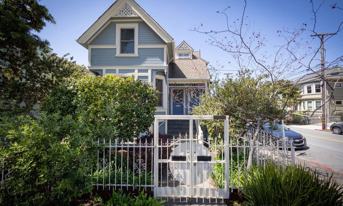 Downtown Berkeley Apartamento | Precioso piso superior en el histórico Berkeley Queen Anne Duplex