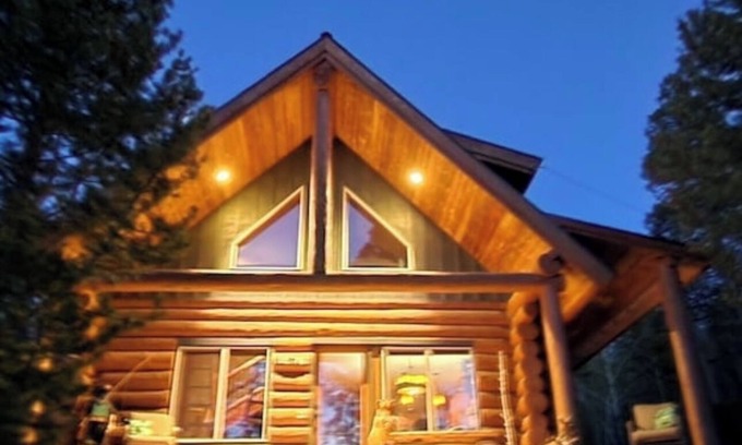 Crescent Cabina | Gorgeous Log Cabin with Hot Tub & Theater near Snowmobile & SXS Trails & Lakes!