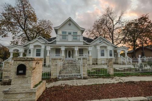 Southside Casa | Gorgeous Victorian with Games