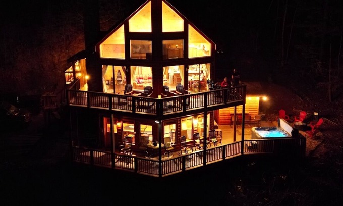 Owl Town Retreat Cabina | Gorgeous View! Mountain Cabin,outdoor bar, jacuzzi, game room, EV charger& more