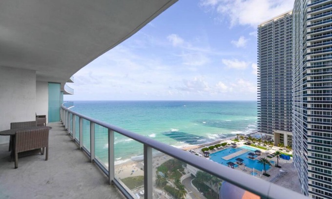 Hollywood South Central Beach Apartamento | Gorgeous Views Await in Your Beachfront Condo