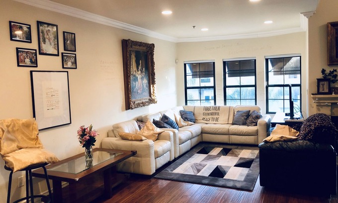 Studio City Condominio | Gorgeous Villa style Condo by Universal Studios, Farmers Market, & Ventura Shops