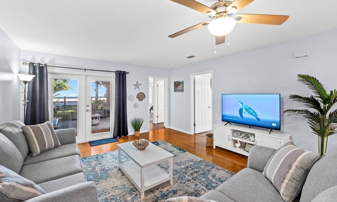 East Pensacola Heights Casa | Gorgeous Water View! Quiet 3BR/2B Townhome