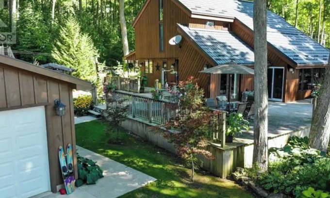 Georgian Bluffs Cabaña | Gorgeous Waterfront Cottage with Sauna + Canoe