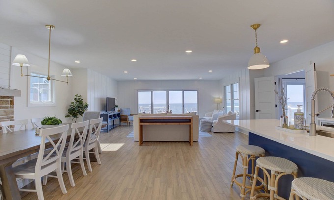 Huron Casa | Gorgeous Waterfront Retreat - 4bdrms/3.5bths