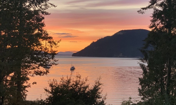 Mayne Island Casa | Gorgeous waterfront vacation rental suite with stunning views.
