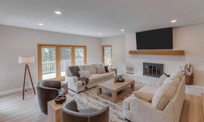 Breezy Point Casa | Gorgeous Waterfront Retreat