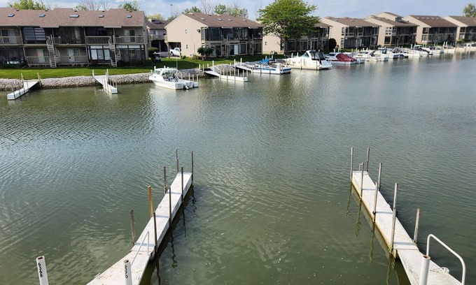 Oak Harbor Condominio | Gorgeous waterfront balcony view & boat dock on the shores of Lake Erie