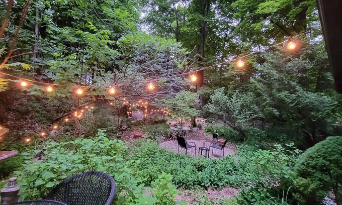 Traverse City Casa | Gorgeous wooded site 15 min from the heart of Traverse City...walk to swimming!