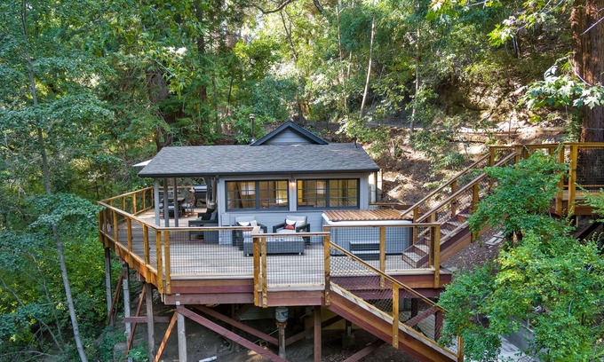 Scotts Valley Cabina | Gorgeous woodland cabin with private hot tub, creekside deck & pellet stove
