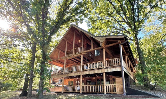 Lawndale Cabina | Gorgeous XL Log Cabin in Bloomington, IL! 2 Game Rooms + Hot Tub & Sauna!