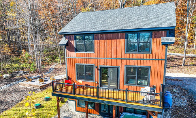 Bethel Casa | Gorgeously updated hillside home with private hot tub, firepit & mountain view