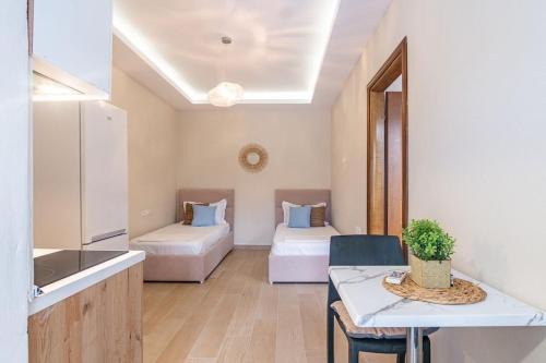 Himare Apartamento | Goro's Villa 8 - Pool, Kitchen & Parking
