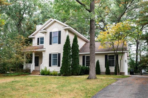 Traverse City Casa | Gorogeous Chic 2BDR Renovated Home near Downtown Sleeps 6 843