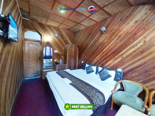 Mallital Hotel | Goroomo Hotel Lake View Mall Road Nainital - Prime Location - Best Selling Hotel