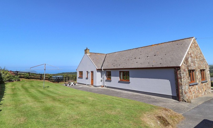 Newport Cabaña | GORWELFA, family friendly, with a garden in Newport, Pembrokeshire