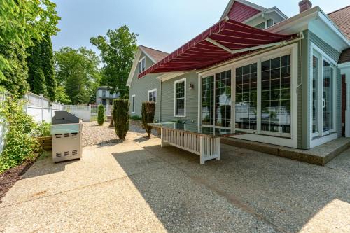 Douglas Casa | Goshorn House & Studio - Large pool - Within walking distance to downtown Douglas