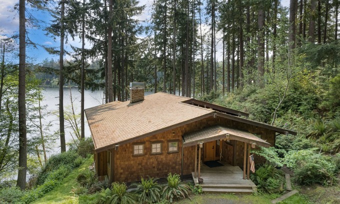 Langley Cabina | Goss Lake Chalet by AvantStay | Lakefront w/ Dock, Fire Pit, Outdoor Dining Area